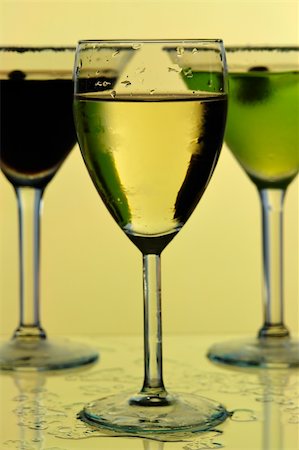 simsearch:649-07065064,k - Wine with martini glasses in the background Foto de stock - Super Valor sin royalties y Suscripción, Código: 400-03948424