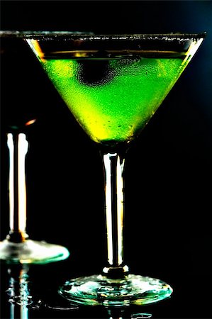 simsearch:649-07065083,k - martini drinks Foto de stock - Super Valor sin royalties y Suscripción, Código: 400-03948425