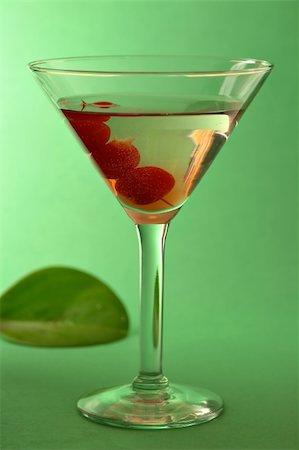 simsearch:400-03948305,k - martini with cherrys Photographie de stock - Aubaine LD & Abonnement, Code: 400-03948428