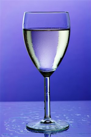 simsearch:859-06617299,k - glass of wine on blue background Stockbilder - Microstock & Abonnement, Bildnummer: 400-03948422