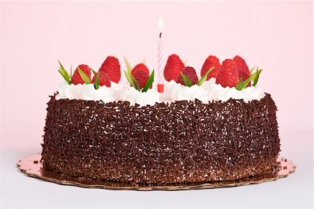 simsearch:633-01574354,k - White moose cake with raspberries Stockbilder - Microstock & Abonnement, Bildnummer: 400-03948448