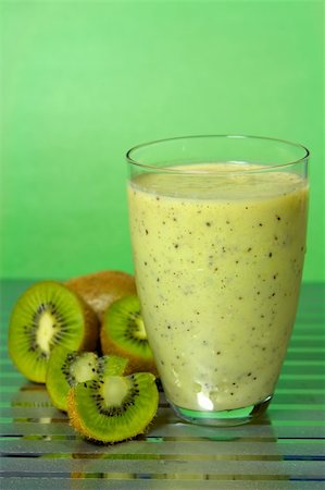 simsearch:6108-06907389,k - Healthy Kiwi Smoothie Stockbilder - Microstock & Abonnement, Bildnummer: 400-03948531