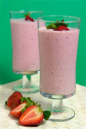 simsearch:824-07586355,k - Served strawberry smoothie Photographie de stock - Aubaine LD & Abonnement, Code: 400-03948555