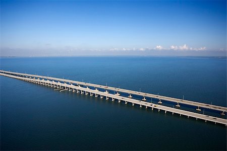 simsearch:400-03935322,k - Interstate 275 over Howard Aerial of Frankland Bridge over Old Tampa Bay, Flordia. Foto de stock - Royalty-Free Super Valor e Assinatura, Número: 400-03948599