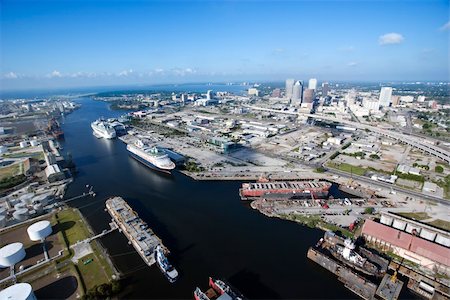 Aerial view of Tampa Bay Area, Flordia with waterway and ships. Foto de stock - Super Valor sin royalties y Suscripción, Código: 400-03948600