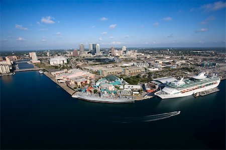 simsearch:841-07781895,k - Aerial view of Tampa Bay Area, Flordia with water and cruise ship. Foto de stock - Super Valor sin royalties y Suscripción, Código: 400-03948601