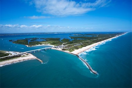 simsearch:400-03940566,k - Aerial view of Indian River Lagoon Scenic Highway on Melbourne Beach, Flordia with inlet and pier. Photographie de stock - Aubaine LD & Abonnement, Code: 400-03948610