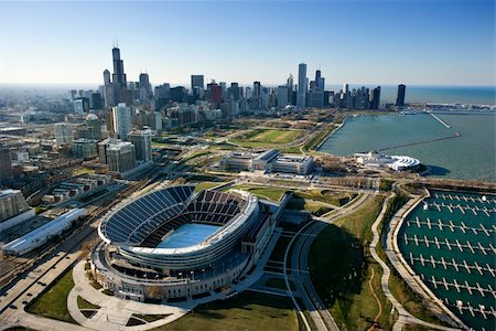 Aerial view of Chicago, Illinois skyline with Soldier Field. Foto de stock - Super Valor sin royalties y Suscripción, Código: 400-03948643