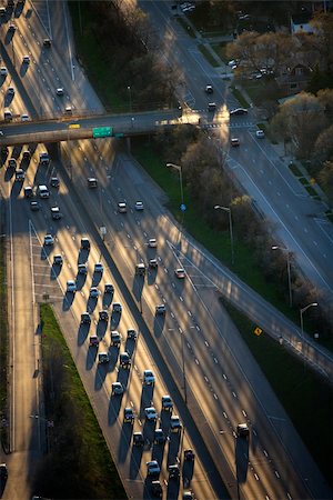simsearch:400-03935322,k - Aerial view of traffic on Dan Ryan Expressway in Chicago, Illinois. Foto de stock - Royalty-Free Super Valor e Assinatura, Número: 400-03948657