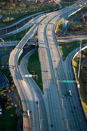 simsearch:400-03935322,k - Aerial view of traffic on Dan Ryan Expressway in Chicago, Illinois. Foto de stock - Royalty-Free Super Valor e Assinatura, Número: 400-03948658