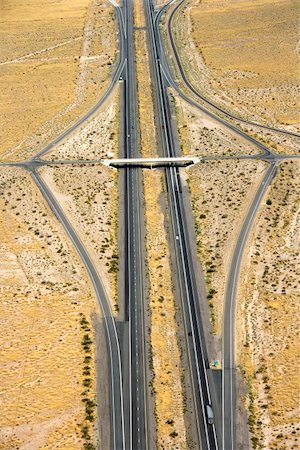 simsearch:400-03935322,k - Aerial view of desert highway with overpass. Foto de stock - Royalty-Free Super Valor e Assinatura, Número: 400-03948668