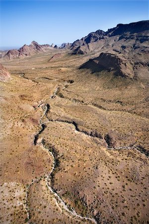 simsearch:400-03948680,k - Aerial view of southwestern landscape with mountains. Foto de stock - Super Valor sin royalties y Suscripción, Código: 400-03948661