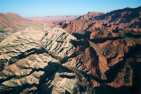 simsearch:400-03948680,k - Aerial view of mountains with valley in Utah. Foto de stock - Super Valor sin royalties y Suscripción, Código: 400-03948675