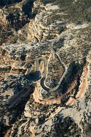 simsearch:400-03948680,k - Aerial of curvy road in high desert landscape of Utah, USA. Foto de stock - Super Valor sin royalties y Suscripción, Código: 400-03948688