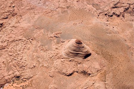 simsearch:400-03948680,k - Aerial of extruding rock formation in desert landscape of Utah, USA. Foto de stock - Super Valor sin royalties y Suscripción, Código: 400-03948696