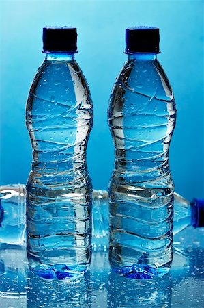 simsearch:400-03911442,k - Water bottles on blue background Stockbilder - Microstock & Abonnement, Bildnummer: 400-03948745