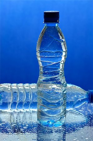 simsearch:633-02417737,k - Water bottles on blue background Fotografie stock - Microstock e Abbonamento, Codice: 400-03948746