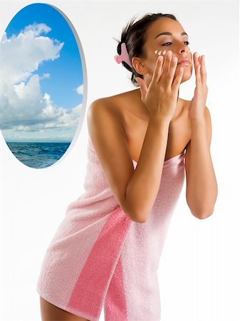 simsearch:400-03948948,k - nice brunette with point of cream on her face and wearing a pink towel Fotografie stock - Microstock e Abbonamento, Codice: 400-03948943