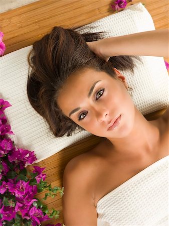simsearch:400-03948949,k - a nice portrait of a beautiful brunette laying down on a wood carpet and violet flower near Foto de stock - Royalty-Free Super Valor e Assinatura, Número: 400-03948973