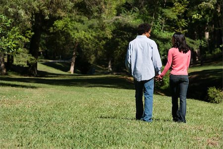 simsearch:400-03943979,k - Couple holding hands walking and talking in park. Foto de stock - Super Valor sin royalties y Suscripción, Código: 400-03949244