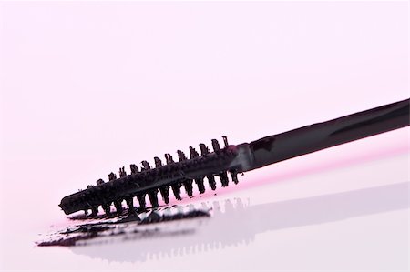 simsearch:400-03949380,k - Black Mascara with reflection on pink cast Stockbilder - Microstock & Abonnement, Bildnummer: 400-03949396