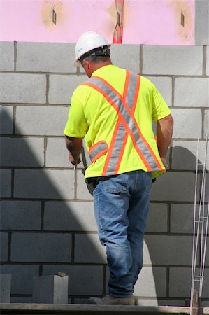 A worker lays brick for a new big box retailer. Fotografie stock - Microstock e Abbonamento, Codice: 400-03949440