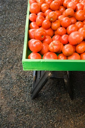 simsearch:6119-07652043,k - Pile of red tomatoes at produce market. Foto de stock - Super Valor sin royalties y Suscripción, Código: 400-03949459