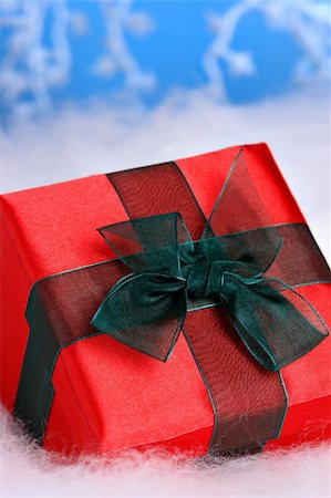 simsearch:622-06190925,k - Christmas present on show and blue background Fotografie stock - Microstock e Abbonamento, Codice: 400-03949502