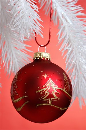 simsearch:696-03402839,k - Red Christmas Ornament Hanging of a tree branch Photographie de stock - Aubaine LD & Abonnement, Code: 400-03949516