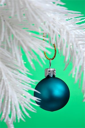 simsearch:696-03402839,k - Blue Christmas Ornament hanging on a tree branch. Photographie de stock - Aubaine LD & Abonnement, Code: 400-03949519