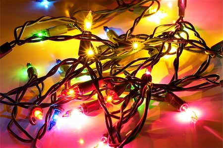 simsearch:633-02418106,k - Christmas tree lights with lot of colors Stockbilder - Microstock & Abonnement, Bildnummer: 400-03949526