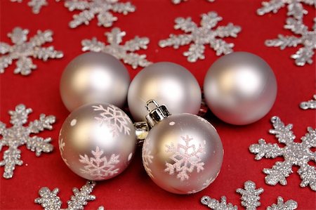 simsearch:659-06152124,k - Silver christmas ornaments on red Stockbilder - Microstock & Abonnement, Bildnummer: 400-03949564