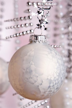 simsearch:693-06018743,k - A single white christmas ball ornament Fotografie stock - Microstock e Abbonamento, Codice: 400-03949624