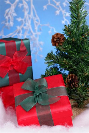 simsearch:400-03949609,k - Christmas tree with a wrapped present Stockbilder - Microstock & Abonnement, Bildnummer: 400-03949628