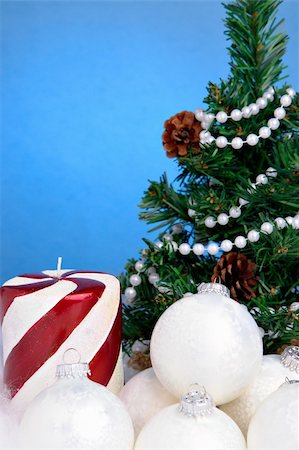 simsearch:693-06018743,k - Christmas tree, candle and white ornaments Fotografie stock - Microstock e Abbonamento, Codice: 400-03949629