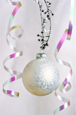 simsearch:696-03402839,k - A single white christmas ball ornament Photographie de stock - Aubaine LD & Abonnement, Code: 400-03949622