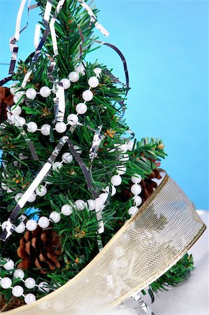 simsearch:400-03949609,k - Decorated Christmas tree with blue background Stockbilder - Microstock & Abonnement, Bildnummer: 400-03949630