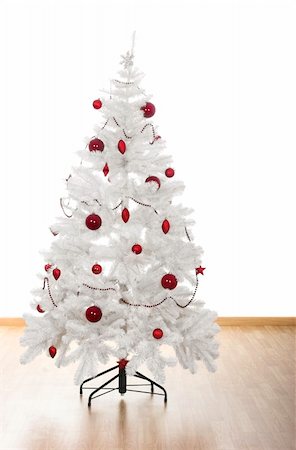 simsearch:400-03948093,k - Christmas white tree with red ornaments in a house Foto de stock - Royalty-Free Super Valor e Assinatura, Número: 400-03949710