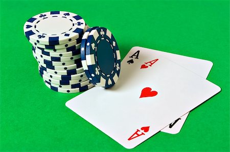 simsearch:400-03949914,k - Pocket Aces and poker chips on a game table Foto de stock - Royalty-Free Super Valor e Assinatura, Número: 400-03949921