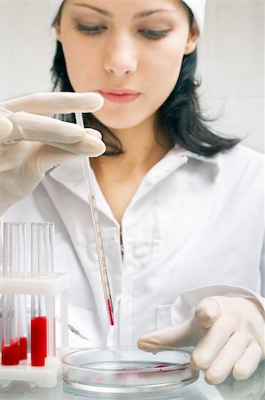 simsearch:600-02786789,k - doctor making blood analysis in the laboratory Stockbilder - Microstock & Abonnement, Bildnummer: 400-03940317