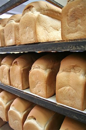 simsearch:632-05992122,k - Loaves of bread arranged in rows in a bakery Photographie de stock - Aubaine LD & Abonnement, Code: 400-03940382