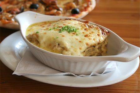 simsearch:824-07586181,k - Lasagna in baking dish Italian cuisine melted cheese Stockbilder - Microstock & Abonnement, Bildnummer: 400-03940498