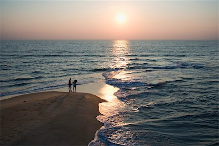 simsearch:400-03940596,k - Aerial view of couple on beach in Bald Head Island, North Carolina during sunset. Foto de stock - Super Valor sin royalties y Suscripción, Código: 400-03940591