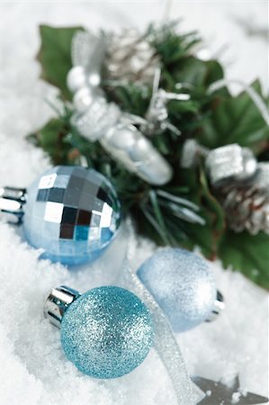 simsearch:400-03948093,k - Christmas balls on the snow Foto de stock - Royalty-Free Super Valor e Assinatura, Número: 400-03940809