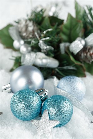 simsearch:400-03948093,k - Christmas balls on the snow Foto de stock - Royalty-Free Super Valor e Assinatura, Número: 400-03940810