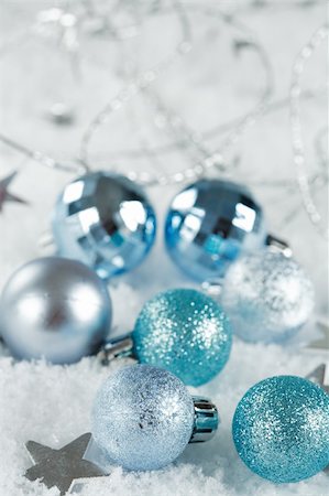 simsearch:400-03948093,k - Christmas balls on the snow Foto de stock - Royalty-Free Super Valor e Assinatura, Número: 400-03940811