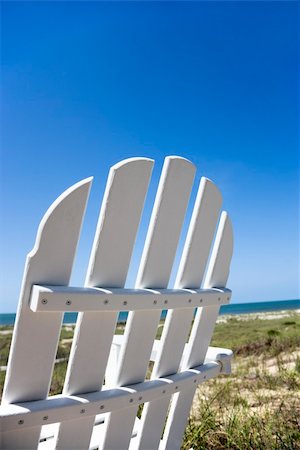 simsearch:400-03923118,k - Empty white adirondack chair facing beach. Fotografie stock - Microstock e Abbonamento, Codice: 400-03940929