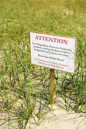 simsearch:400-03923118,k - Sign warning visitors not to walk on or disturb natural dune area. Fotografie stock - Microstock e Abbonamento, Codice: 400-03940923