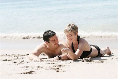 simsearch:400-03942507,k - Romantic Couple On The Beach Fotografie stock - Microstock e Abbonamento, Codice: 400-03941240