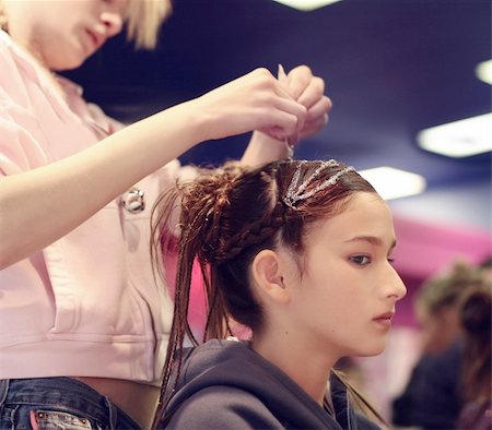 simsearch:640-03264063,k - A girl getting her hair done Foto de stock - Super Valor sin royalties y Suscripción, Código: 400-03941312